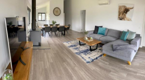 Jindabyne House 1, Modern 3 bedroom home, lake & mountain views with fireplace